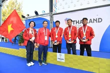 Vo Huynh Anh Khoa (segundo desde la derecha) brinda la primera medalla de oro para la delegación deportiva vietnamita en los XIII Juegos Paralímpicos de la Asean. (Foto: webthethao.vn)