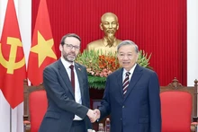El secretario general del Partido Comunista de Vietnam (PCV), To Lam, recibe al embajador de Reino Unido en el país, Iain Frew, el 17 de octubre. (Foto: VNA)