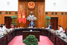 El primer ministro Pham Minh Chinh preside la reunión.