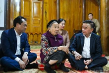 El miembro permanente del Secretariado del Comité Central del PCV, Tran Cam Tu, y la delegación que lo acompaña visitan a la Madre Heroica de Vietnam Ha Thi Hao, en la comuna de Quy Mong.