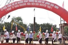 Foto: Acto de colocación de la primera piedra de las obras en saludo a la primera Asamblea del Comité del PCV en la provincia de Dong Thap, correspondiente al período 2025-2030.