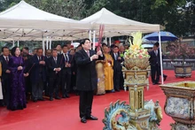 El presidente Luong Cuong rinde homenaje a los antepasados. (Foto: VNA)