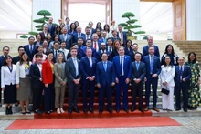 El primer ministro Pham Minh Chinh y delegados. (Foto: VNA)