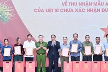 [Foto] Primer ministro vietnamita asiste a conferencia sobre recolección de muestras de ADN para familiares de mártires