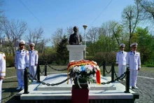 Ceremonia de ofrenda floral en el Monumento a Ho Chi Minh en la ciudad rusa de Vladivostok. (Foto: VNA)