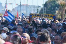 Ciudadanos cubanos realizan manifestaciones públicas con pancartas, mostrando solidaridad y apoyo a Venezuela.