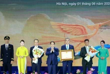 El primer ministro de Vietnam, Pham Minh Chinh, otorga el certificado de mérito a Vietnam Airlines. (Foto: VNA)