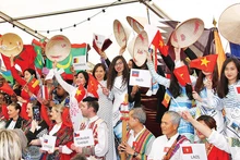 Vietnamitas del extranjero presentan la cultura vietnamita en el Día Internacional de la Francófona.