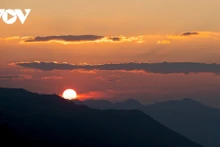 Cuando el sol se esconde tras las montañas, el color dorado ilumina los campos, las colinas de hierbas y las sonrisas de las muchachas.