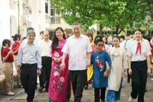 [Foto] Máximo líder partidista vietnamita visita escuelas especiales en Hanói