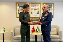El coronel general Hoang Xuan Chien, miembro del Comité Central del Partido Comunista de Vietnam, miembro permanente de la Comisión Militar Central y viceministro de Defensa, y el teniente general Ibrahim Nasser Al-Alawi, viceministro de Defensa de los Emiratos Árabes Unidos . 