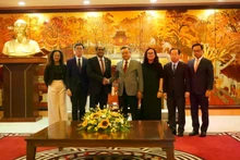 El presidente del Comité Popular de Hanói, Tran Sy Thanh, se toma una foto de recuerdo con el embajador de Singapur en Vietnam, Jaya Ratnam, y los delegados asistentes a la recepción. (Foto: kinhtedothi.vn) 