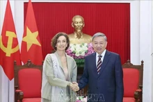 El secretario general del Partido Comunista de Vietnam, To Lam, recibe a la directora general de la Unesco, Audrey Azoulay. (Foto: VNA)