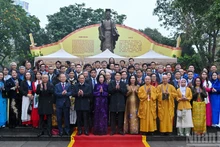 El presidente Luong Cuong y su esposa, Nguyen Thi Minh Nguyet, junto con delegados y compatriotas vietnamitas en el Monumento al Rey Ly Thai To.