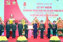 El secretario general del PCV y secretario de la Comisión Militar Central, To Lam, entrega la Orden de Ho Chi Minh al Departamento General II del Ministerio de Defensa.