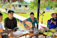 Presentan el Don ca tai tu en el sitio de ecoturismo agrícola Canh Dong Cau Ba. (Foto: VNA)