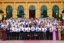 El presidente de Vietnam, Luong Cuong, y los delegados posan para una foto. (Foto: VNA)