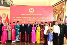 Funcionarios y personal de la Embajada de Vietnam en Cuba se toman una foto de recuerdo. (Foto: Embajada de Vietnam en Cuba)