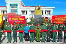 En el acto inaugural del monumento. 