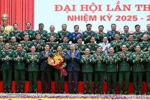 El secretario general del PCV y secretario de la Comisión Militar Central, To Lam, y el presidente Luong Cuong, se tomaron una foto con la delegación del Comité partidista del Ejército Popular de Vietnam que asistirá al XIV Congreso Nacional del PCV.