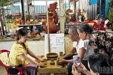 Turistas experimentan la elaboración de cerámica en la aldea de alfarería de Thanh Ha. 