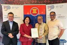 La embajadora de Vietnam en Grecia, Pham Thi Thu Huong, entrega la presidencia rotativa del ACAT al embajador de Indonesia (Foto: Embajada de Vietnam en Grecia)