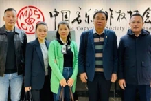 El director general del Centro de Protección de los Derechos de Autor Musicales de Vietnam, Dinh Trung Can (segundo desde la derecha), en la reunión de la Unión Internacional de Asociaciones de Compositores y Letristas, celebrada en Pekín, China, en octubre de 2025.