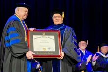 El doctor Nguyen Xuan Lam recibe el título de Profesor Honorario de la Universidad Internacional Americana. 
