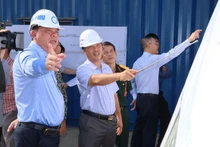Vo Tan Duc, subsecretario del Comité del Partido y presidente del Comité Popular de la provincia de Dong Nai, entrega certificados de inversión a empresas con IED.