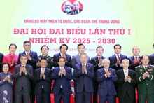El secretario general del Partido Comunista de Vietnam (PCV), To Lam, y el primer ministro Pham Minh Chinh en el evento. (Foto: VNA)