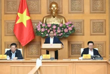 El primer ministro Pham Minh Chinh preside la conferencia.