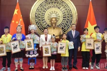 El embajador Pham Thanh Binh se toma una foto de recuerdo con niños chinos.