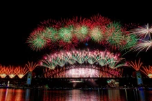Un espectáculo pirotécnico despierta la admiración de los presentes al dar la bienvenida al Año Nuevo 2026 en el puente del puerto de Sídney, Australia.