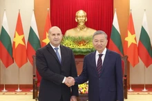 El secretario general del PCV, To Lam, recibe al presidente de Bulgaria, Rumen Radev, en su visita oficial a Vietnam, el 25 de noviembre de 2024. (Foto: Thong Nhat/VNA)
