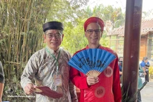 Los diplomáticos extranjeros se visten de trajes tradicionales vietnamitas. (Foto: VNA)