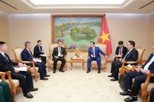 Tran Hong Ha, viceprimer ministro de Vietnam, recibe a Wang Bo, director general del Grupo de Ferrocarriles de China número 6. (Foto: VNA)