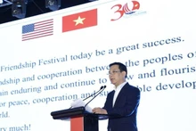 Dong Huy Cuong, vicepresidente de VUFO, habal e el evento. 