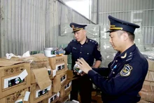 Agentes de aduanas del puesto fronterizo internacional de Huu Nghi (provincia de Lang Son) revisan las etiquetas de las mercancías importadas. (Foto: VNA)