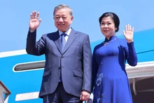 El secretario general del PCV, To Lam, y su esposa llegan a Seúl para iniciar una visita de Estado a Corea del Sur. (Foto: Thong Nhat/VNA)