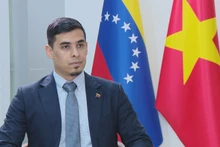 El embajador de la República Bolivariana de Venezuela en Vietnam, Juan Carlos Fernández Juárez, en una entrevista con la VNA. (Foto: VNA)