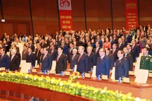 Los delegados realizan la ceremonia de saludo a la bandera durante la conmemoración. (Foto: VNA)