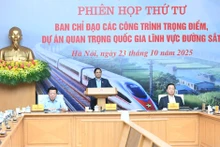 El primer ministro Pham Minh Chinh preside la cuarta reunión en formato virtual del Comité Directivo para Obras Clave y Proyectos Nacionales Importantes en el sector ferroviario.