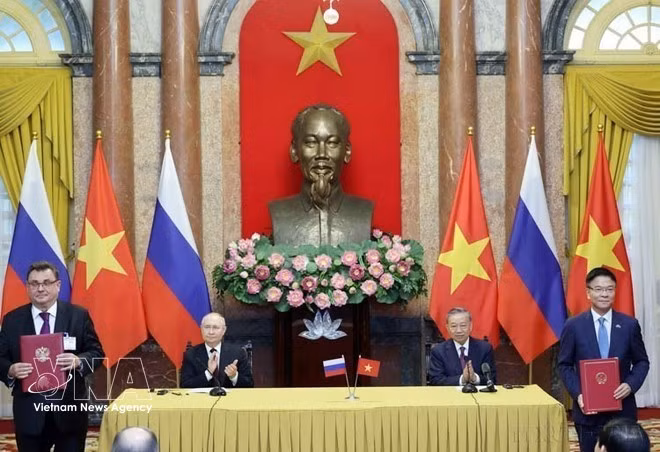 El presidente del Estado, To Lam, y el presidente Vladimir Putin presencian el intercambio de documentos de cooperación entre Vietnam y Rusia en Hanói el 20 de junio de 2024. (Foto: VNA)