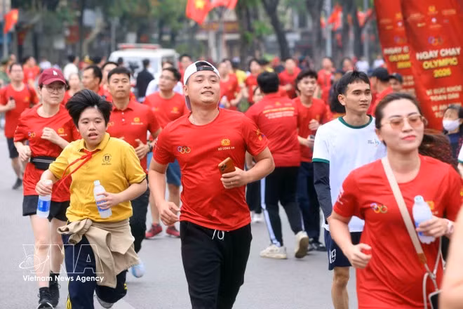 Muchos pobladores corren en el evento. (Foto: VNA)