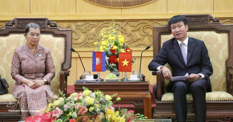El secretario del Comité del Partido Comunista de Vietnam en Ninh Binh, Tran Huy Tuan, recibe a la presidenta del Consejo Nacional del Frente de Solidaridad para el Desarrollo de la Patria Camboyana, Men Sam An. (Foto: VNA)