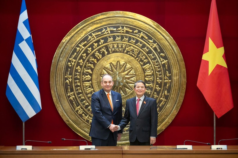 El vicepresidente de la Asamblea Nacional de Vietnam, Nguyen Duc Hai, y el vicepresidente primero del Parlamento de Grecia, Ioannis Plakiotakis. (Foto: daibieunhandan.vn)