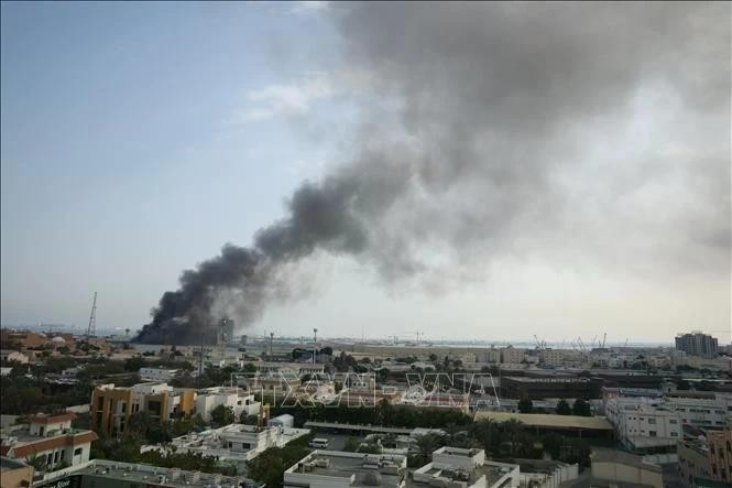 El humo se eleva después de que un misil iraní impactara el cuartel general de la Quinta Flota de la Armada de los EE. UU. en Manama, Bahréin, el 28 de febrero de 2026. (Foto: AA/VNA)