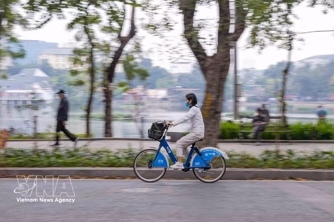 Hanoienses se adaptan a los medios de transporte verde. (Foto: VNA)