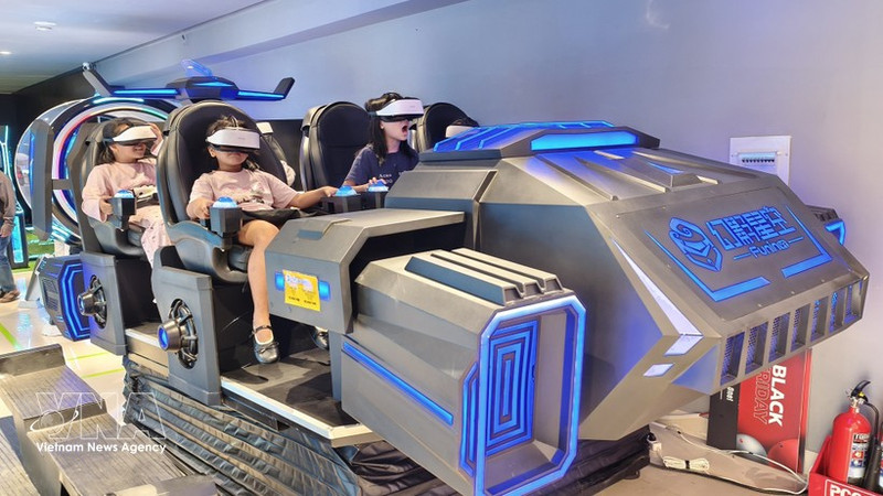 Clientes experimentan la tecnología de realidad virtual en el centro comercial Nha Trang Center, en la provincia de Khanh Hoa. (Foto: VNA)