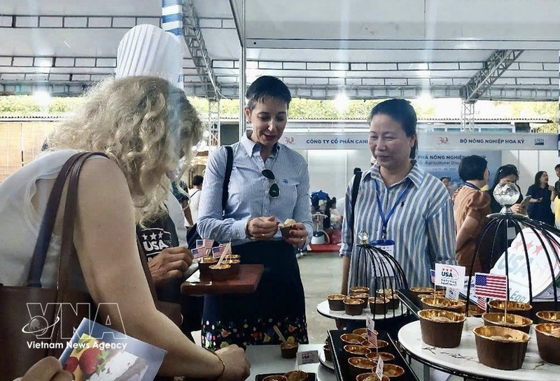 Degustación de platos preparados en el programa "Explorar la Agricultura de Estados Unidos", organizado por el Departamento de Agricultura de Estados Unidos y el Consulado General de Washington en Ciudad Ho Chi Minh. (Foto ilustrativa: VNA)